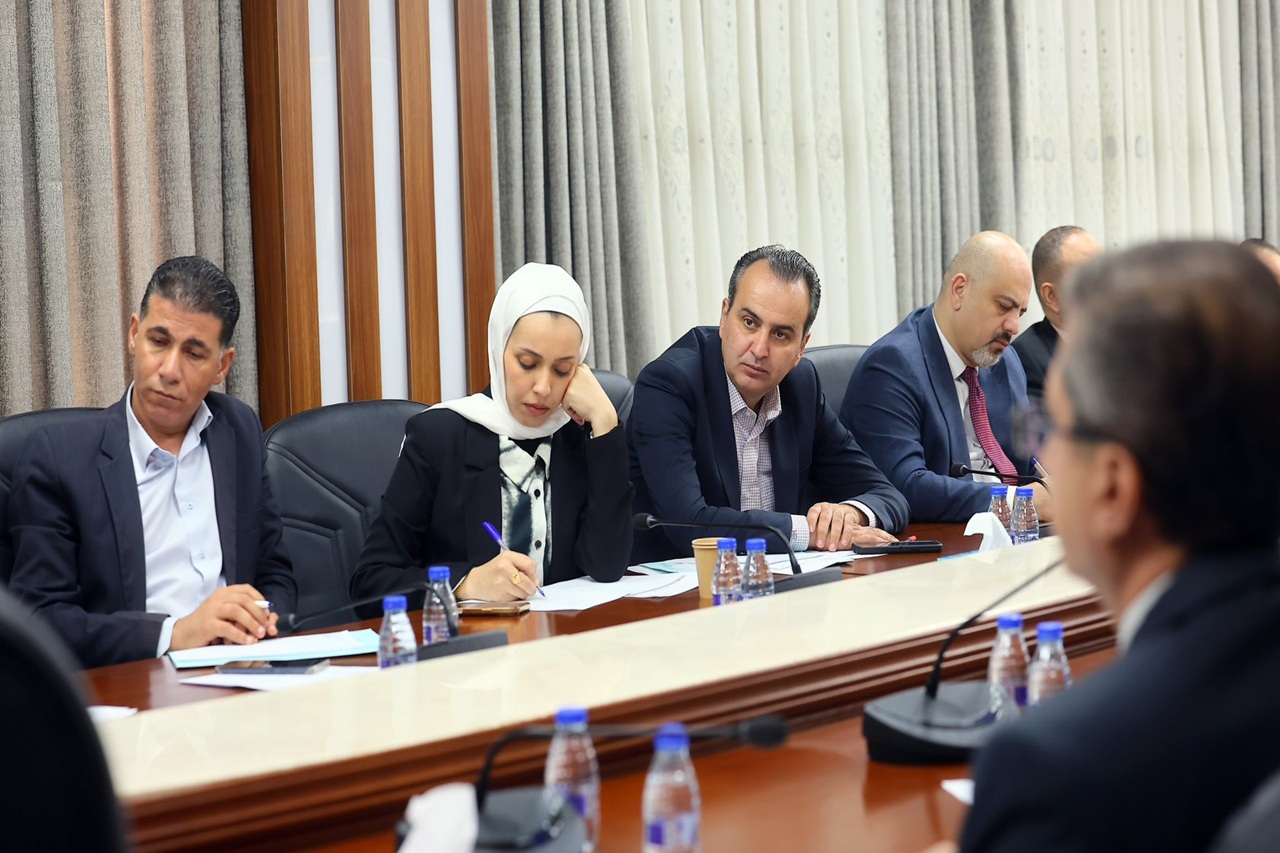 كلية تكنولوجيا المعلومات في جامعة عمان العربية تشارك في اجتماع نيابي لبحث مواءمة التخصصات التقنية مع سوق العمل2