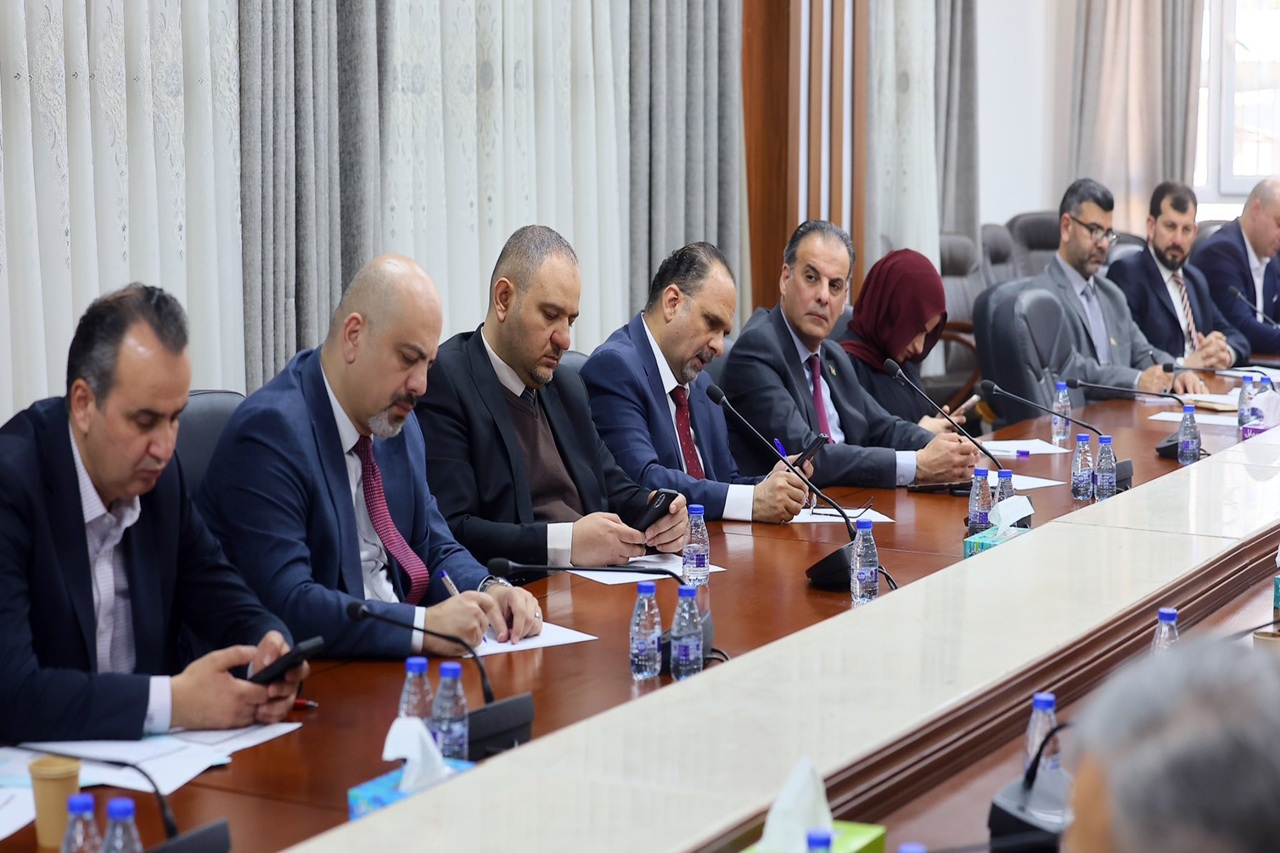 كلية تكنولوجيا المعلومات في جامعة عمان العربية تشارك في اجتماع نيابي لبحث مواءمة التخصصات التقنية مع سوق العمل3