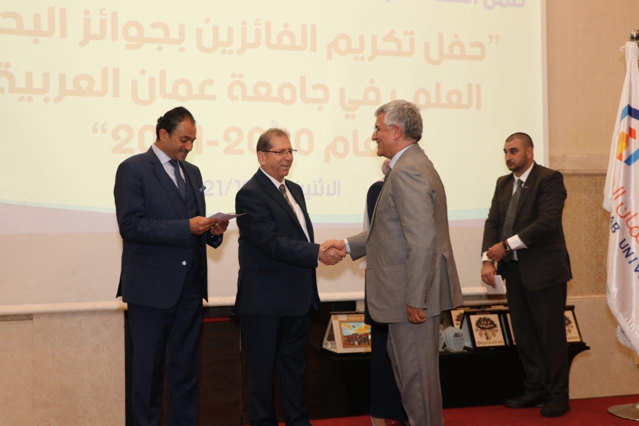 جامعة عمان العربية تكرم الباحثين وأعضاء هيئة التدريس المتميزين ضمن احتفالاتها بمئوية الدولة الأردنية١٣
