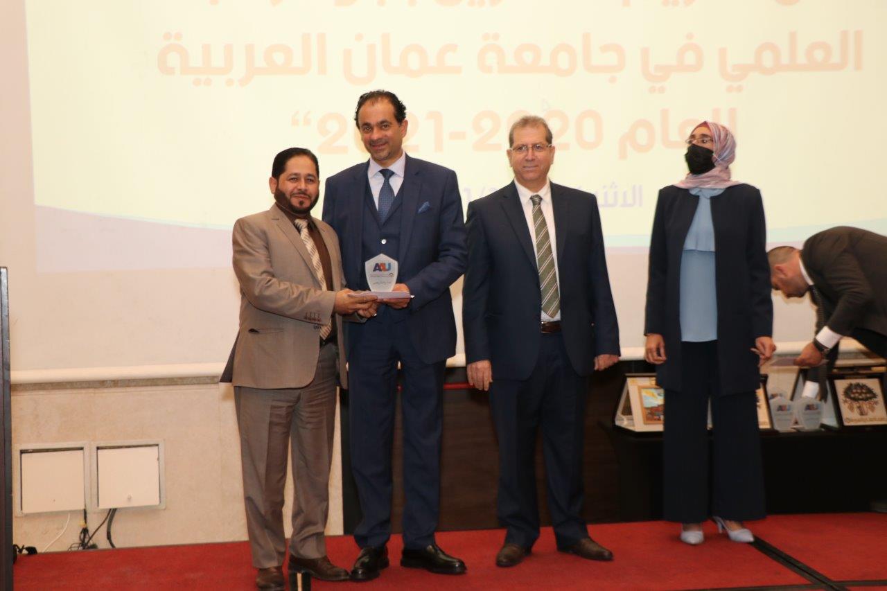 جامعة عمان العربية تكرم الباحثين وأعضاء هيئة التدريس المتميزين ضمن احتفالاتها بمئوية الدولة الأردنية١٢