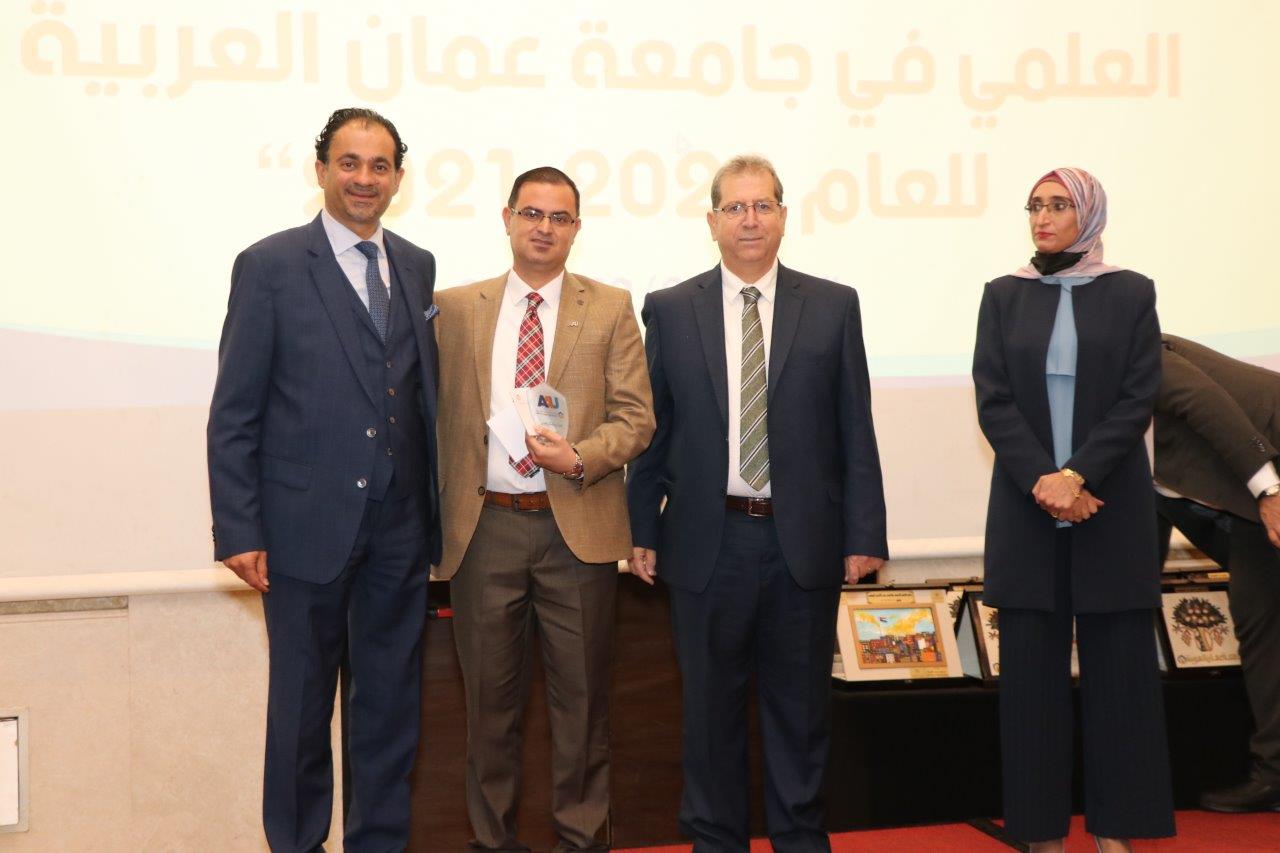 جامعة عمان العربية تكرم الباحثين وأعضاء هيئة التدريس المتميزين ضمن احتفالاتها بمئوية الدولة الأردنية١١