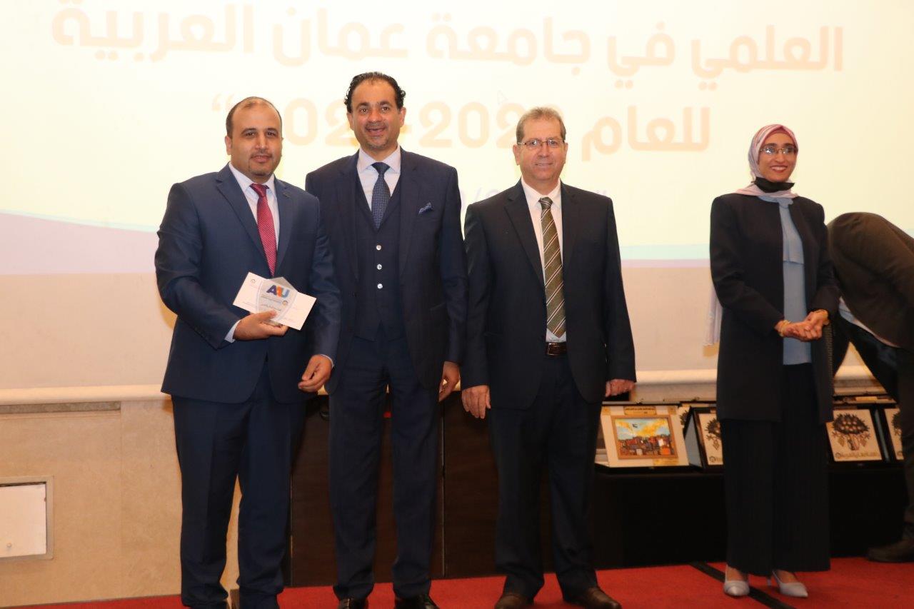 جامعة عمان العربية تكرم الباحثين وأعضاء هيئة التدريس المتميزين ضمن احتفالاتها بمئوية الدولة الأردنية١٠