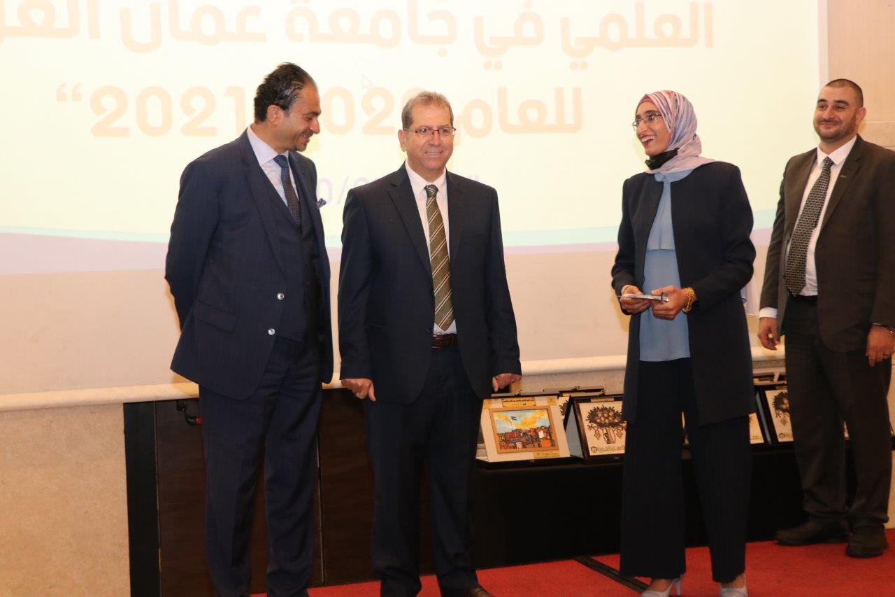 جامعة عمان العربية تكرم الباحثين وأعضاء هيئة التدريس المتميزين ضمن احتفالاتها بمئوية الدولة الأردنية٩