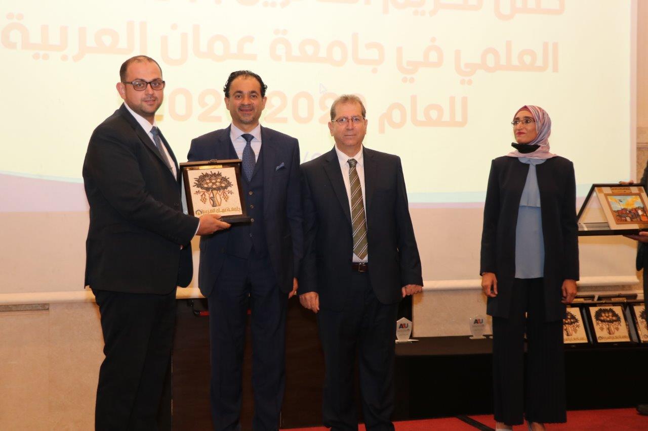جامعة عمان العربية تكرم الباحثين وأعضاء هيئة التدريس المتميزين ضمن احتفالاتها بمئوية الدولة الأردنية٧