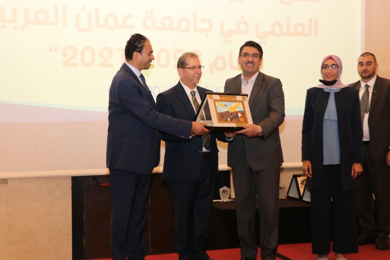 جامعة عمان العربية تكرم الباحثين وأعضاء هيئة التدريس المتميزين ضمن احتفالاتها بمئوية الدولة الأردنية٦