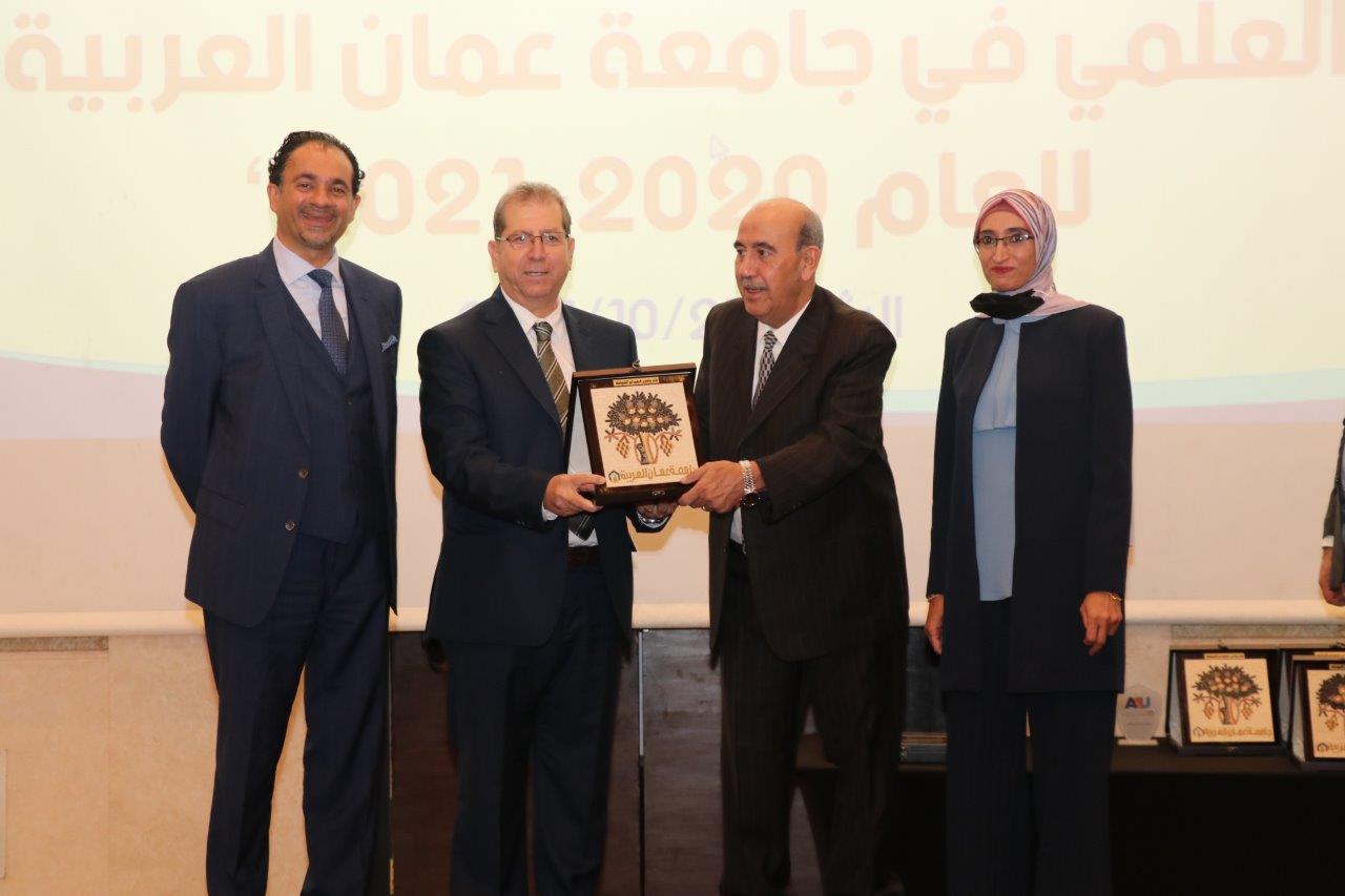 جامعة عمان العربية تكرم الباحثين وأعضاء هيئة التدريس المتميزين ضمن احتفالاتها بمئوية الدولة الأردنية٥