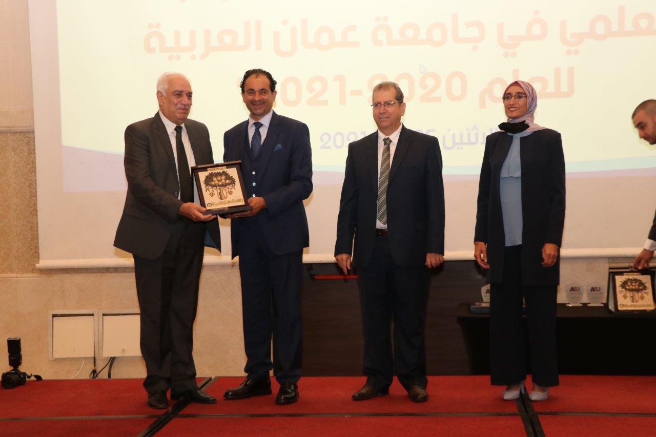 جامعة عمان العربية تكرم الباحثين وأعضاء هيئة التدريس المتميزين ضمن احتفالاتها بمئوية الدولة الأردنية٤