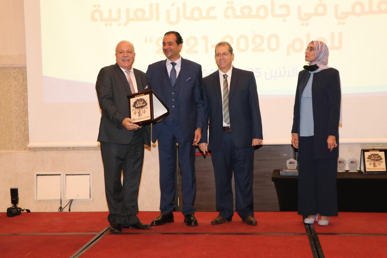 جامعة عمان العربية تكرم الباحثين وأعضاء هيئة التدريس المتميزين ضمن احتفالاتها بمئوية الدولة الأردنية٣