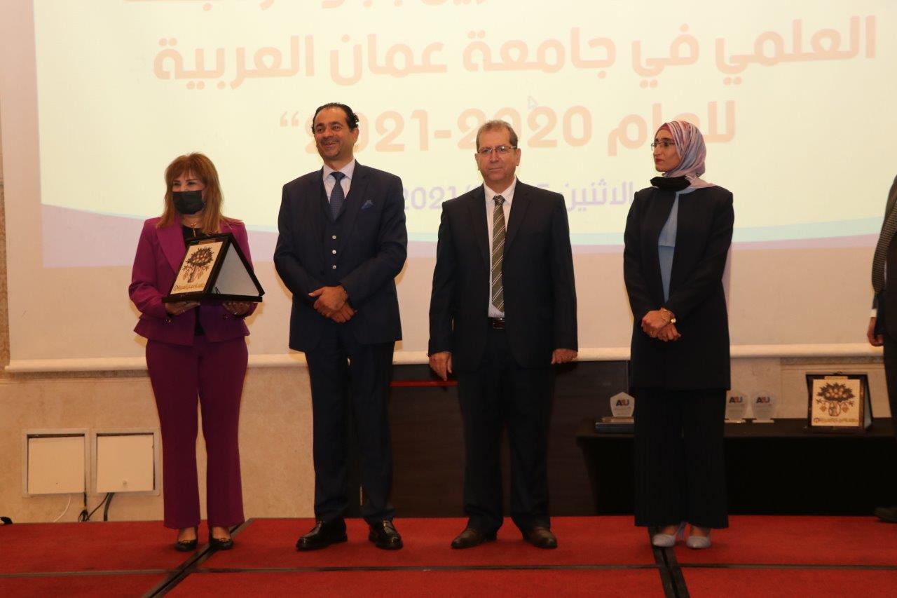 جامعة عمان العربية تكرم الباحثين وأعضاء هيئة التدريس المتميزين ضمن احتفالاتها بمئوية الدولة الأردنية٢