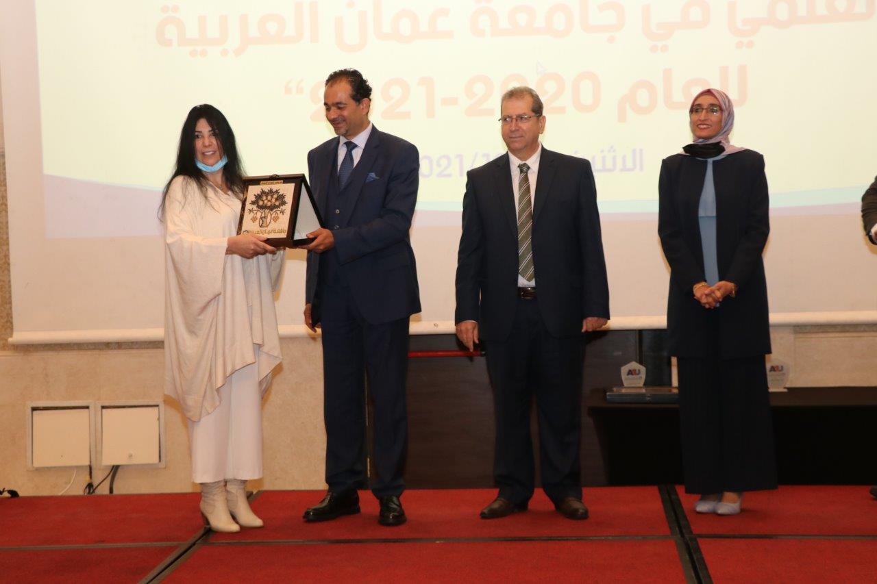 جامعة عمان العربية تكرم الباحثين وأعضاء هيئة التدريس المتميزين ضمن احتفالاتها بمئوية الدولة الأردنية ١