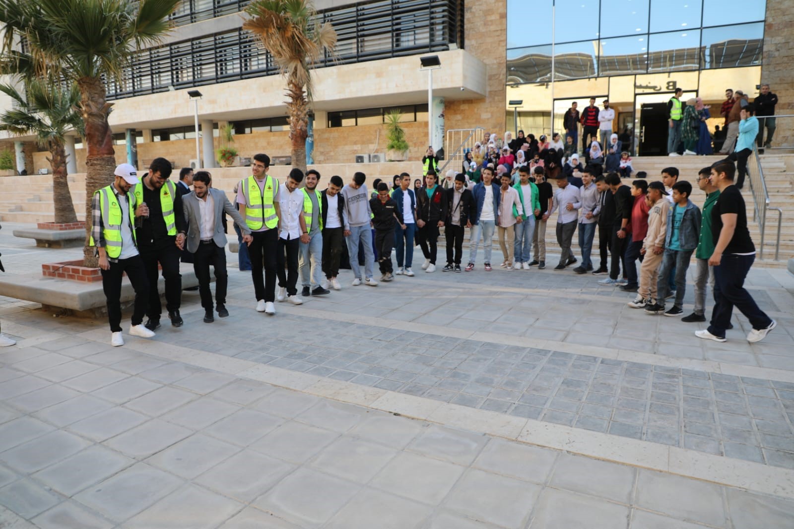 تربوية عمان العربية وبمشاركة عدة كليات تقيم إفطارا خيريا للطلبة ذوي الإعاقة السمعية1