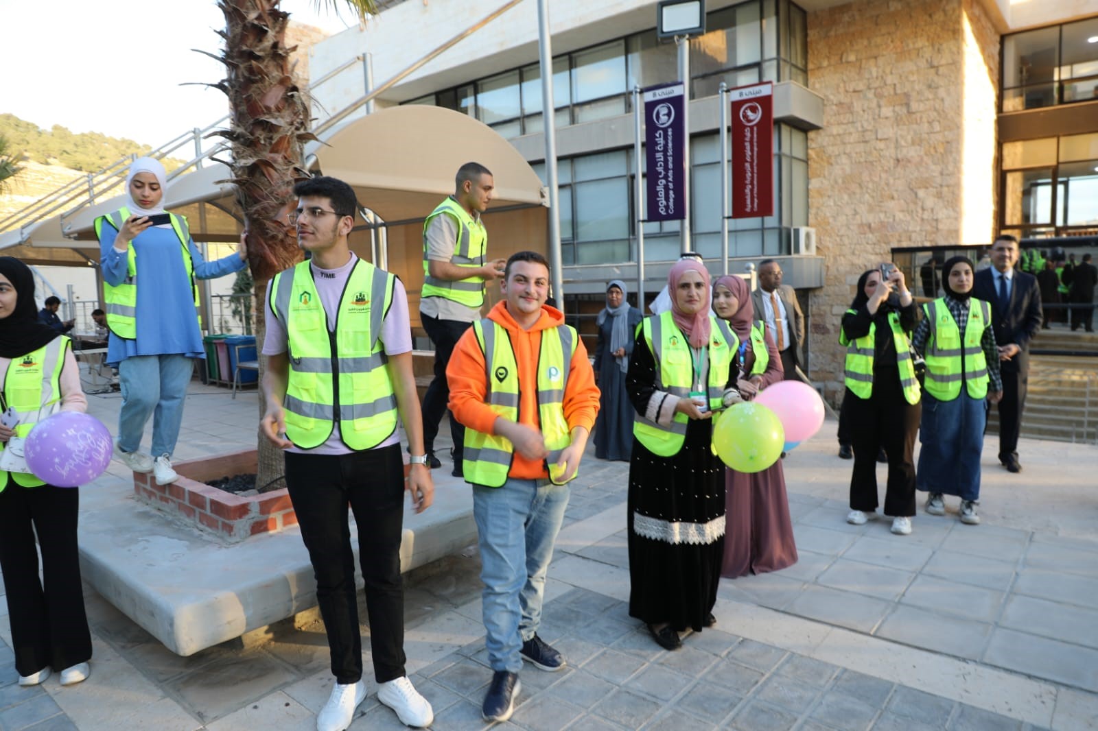 تربوية عمان العربية وبمشاركة عدة كليات تقيم إفطارا خيريا للطلبة ذوي الإعاقة السمعية4