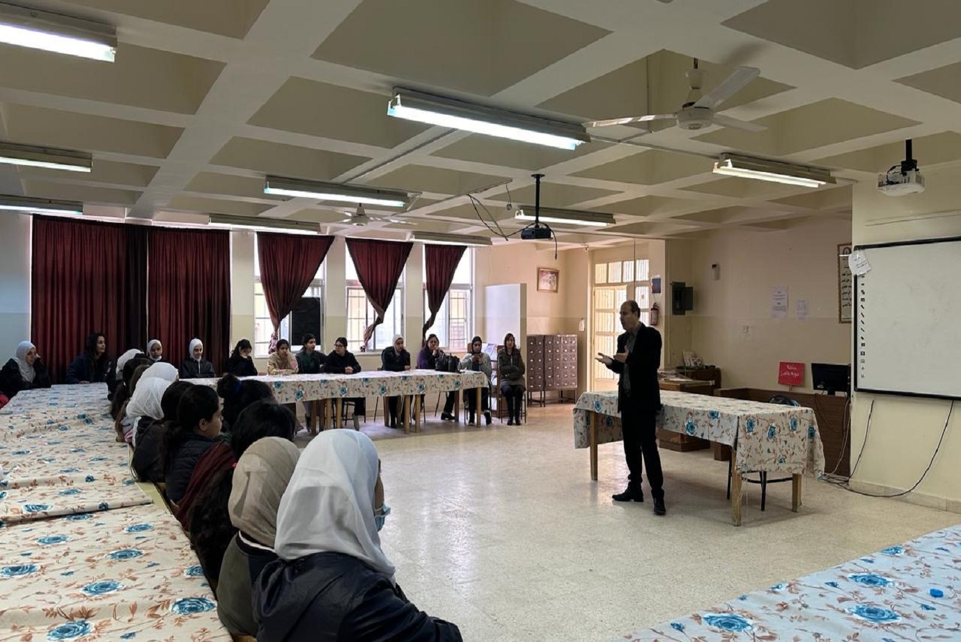 اعمال "عمان العربية" تنفذ دورة تدريبية بعنوان الإبداع وريادة الأعمال لمدرسة الفحيص الثانوية للبنات6