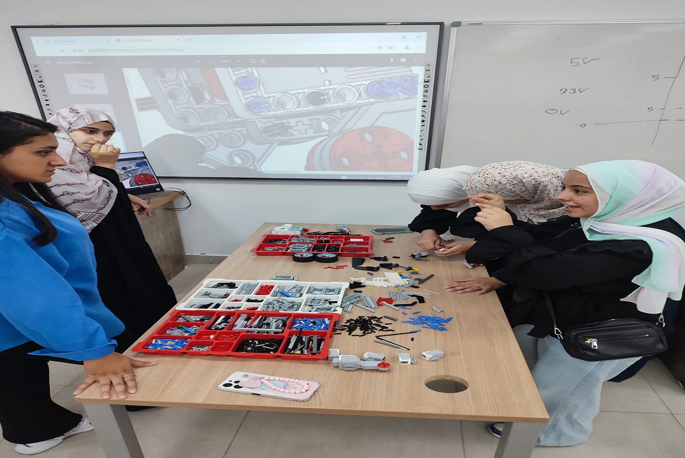 ورشة تدريبية حول "بناء وبرمجة روبوتات EV3 " في جامعة عمان العربية1