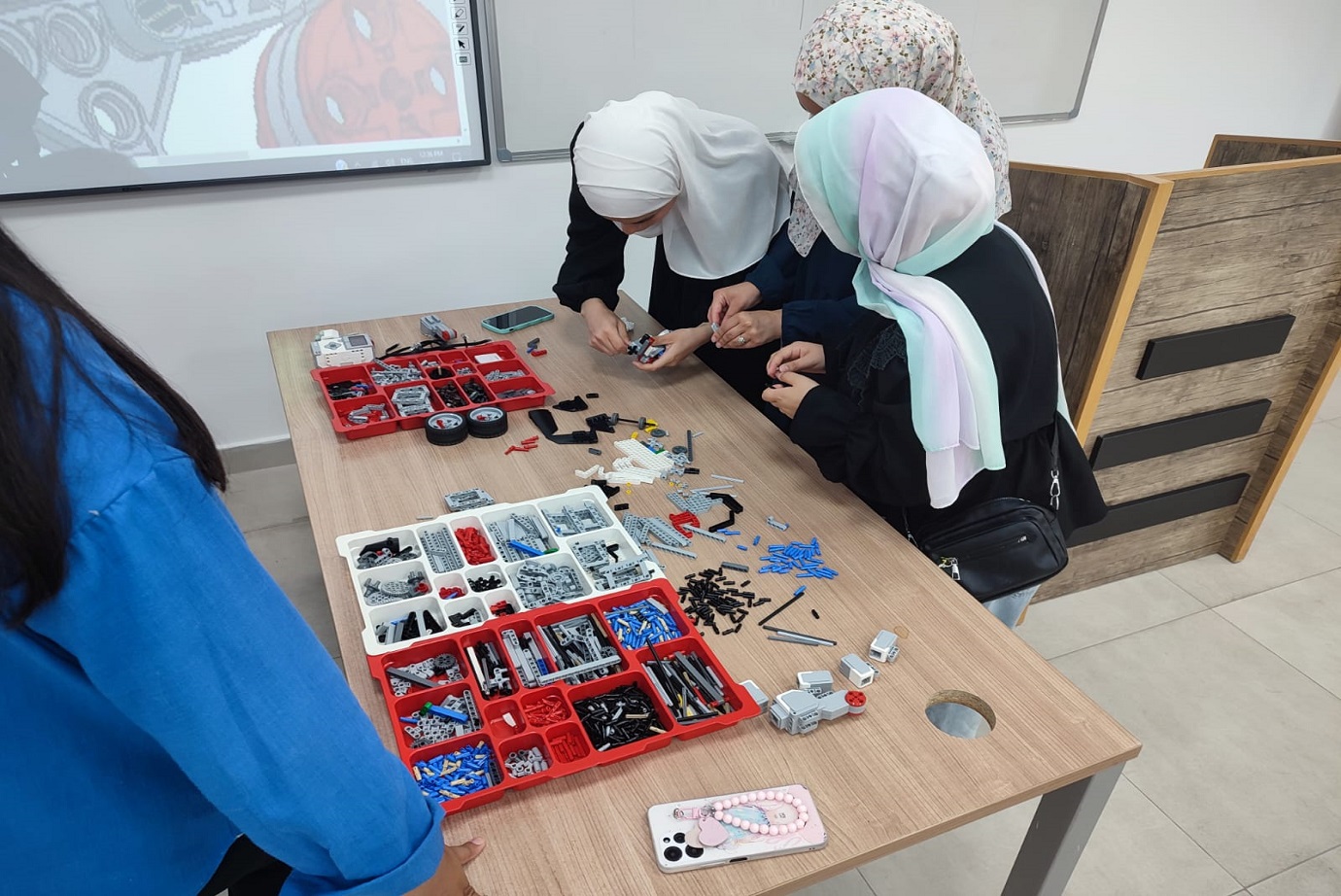 ورشة تدريبية حول "بناء وبرمجة روبوتات EV3 " في جامعة عمان العربية2