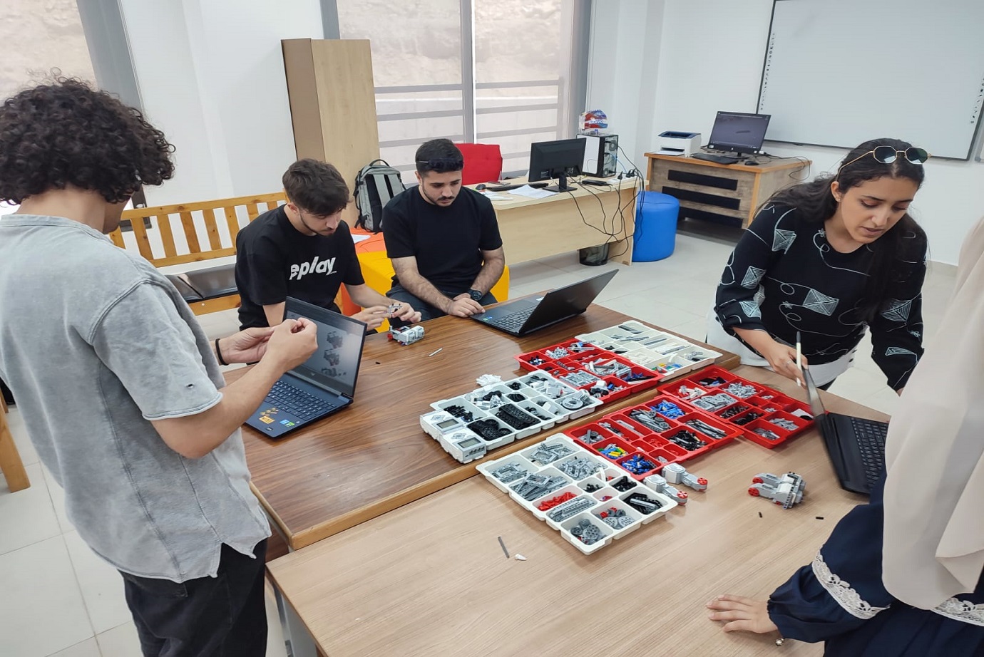 ورشة تدريبية حول "بناء وبرمجة روبوتات EV3 " في جامعة عمان العربية6