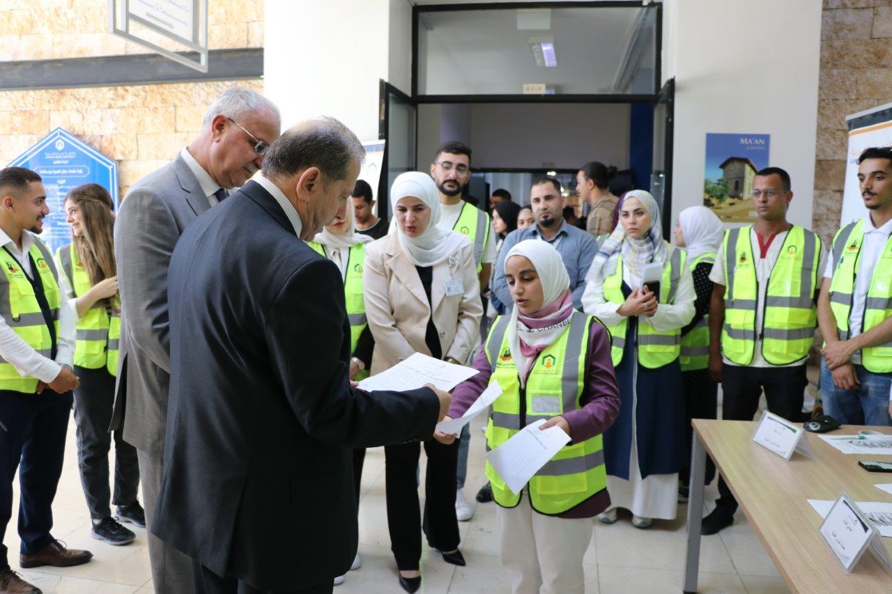 جامعة عمان العربية تكرس قيم التعاون بين الطلبة من خلال مبادرات نوعية5