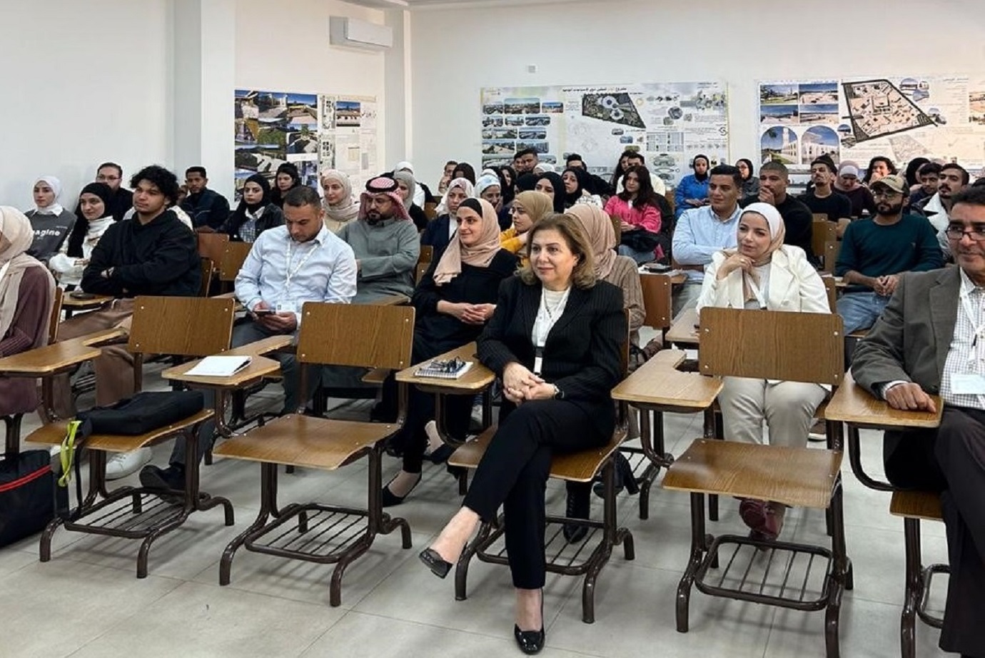 كلية الهندسة في جامعة عمان العربية تلتقي بطلبتها الجدد3